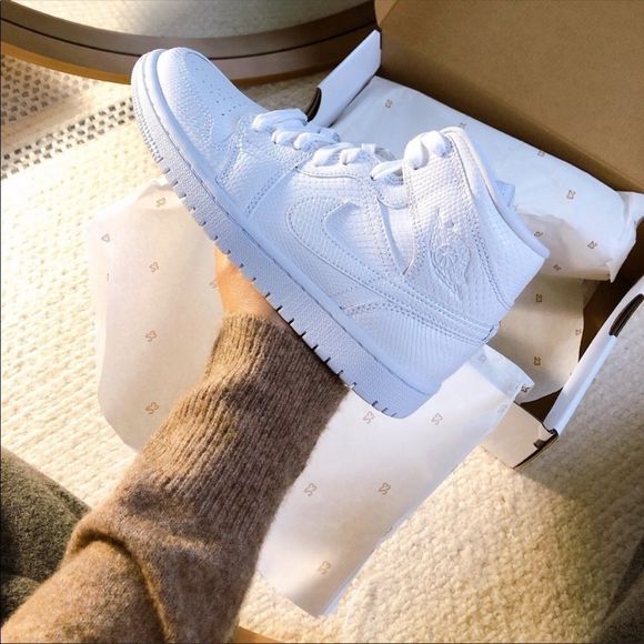 Custom painted Air Jordan 1 mid - Picture 3 of 3